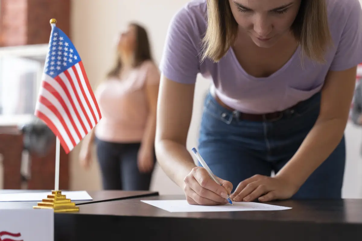 Como abrir uma LLC nos EUA: guia prático para brasileiros 2 Woman registering to vote in the united states