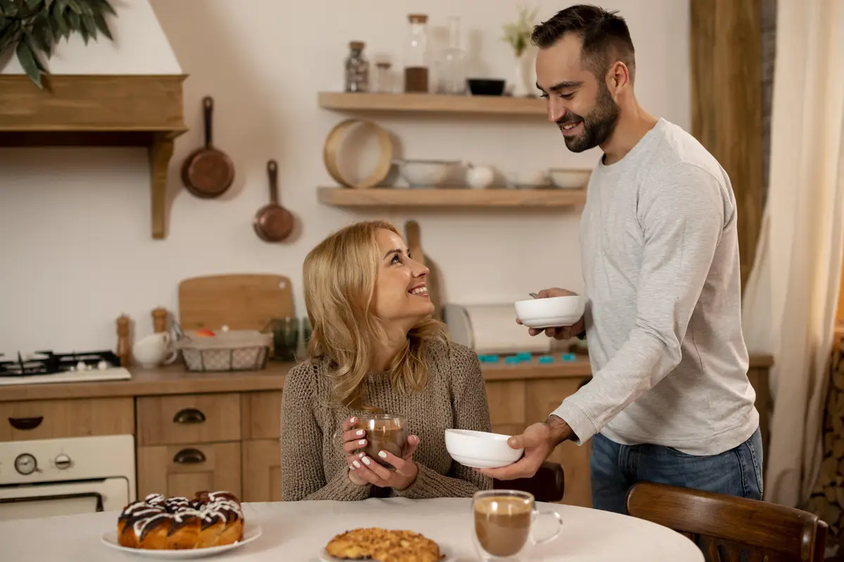 Medium shot happy couple in kitchen