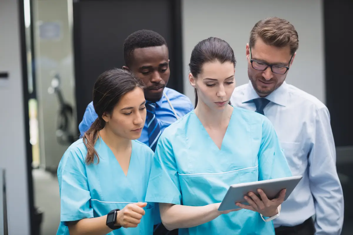 Estratégias para engajamento e capacitação de profissionais na higiene das mãos 4 Medical team discussing over digital tablet