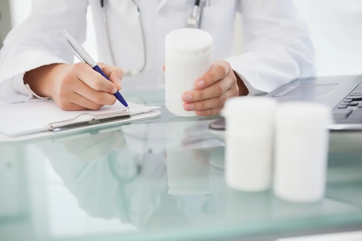 Sinergismo entre ceftriaxona e ampicilina no tratamento da endocardite por Enterococcus faecalis 1 Doctor writing out prescriptions