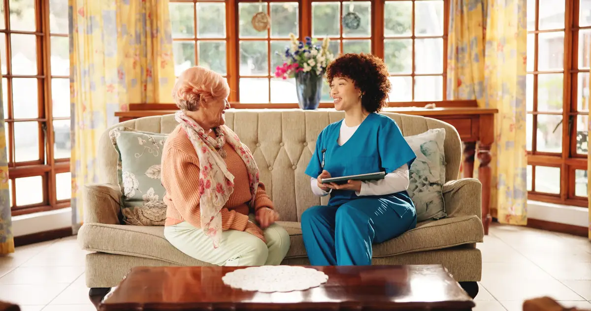Duração atual e opções terapêuticas para pielonefrite aguda na mulher 4 Caregiver senior woman and tablet in retirement home for medical consultation with research Digital technology healthcare checkup and nurse with elderly female patient for treatment plan