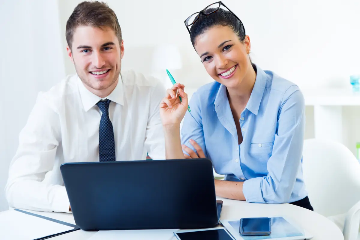 LLC: Guia Completo Para Abrir Sua Empresa Nos EUA 2 Business people working in the office with laptop.