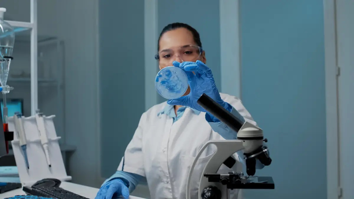 Conceitos práticos sobre diagnóstico e tratamento da tuberculose 2 Portrait of chemistry doctor doing scientific investigation in laboratory with chemical equipment. Woman using petri dish for dna design on computer, with microscope and vacutainer