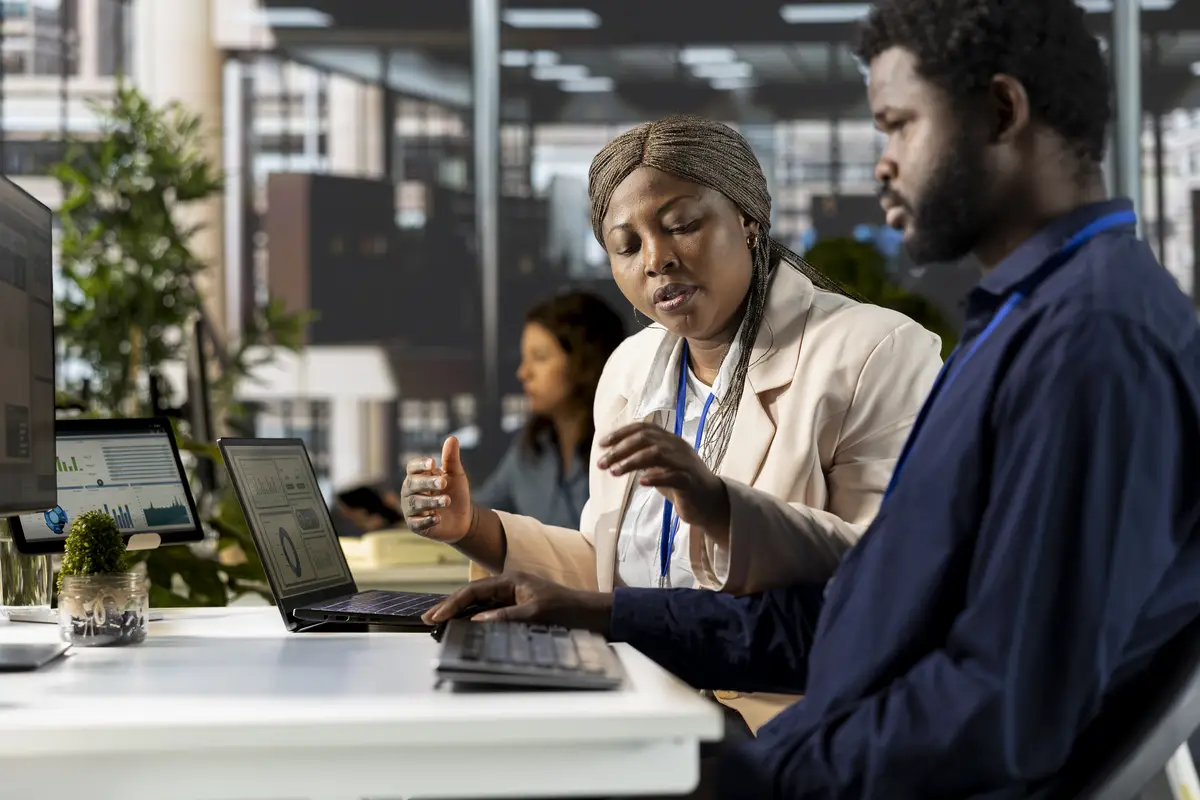 LLC nos EUA: Guia Completo para Brasileiros Empreenderem 5 African american business team collaborates on global expansion strategy