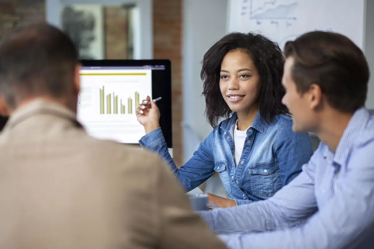 LLC nos EUA: Guia Completo para Brasileiros Empreenderem 2 People using digital device while in a meeting