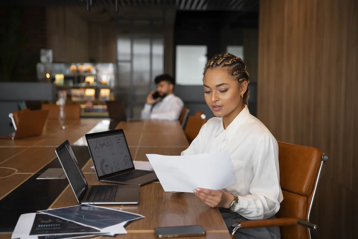 Tax ID nos EUA: Guia Completo para Brasileiros Empreendedores 2 Office workers using finance graphs