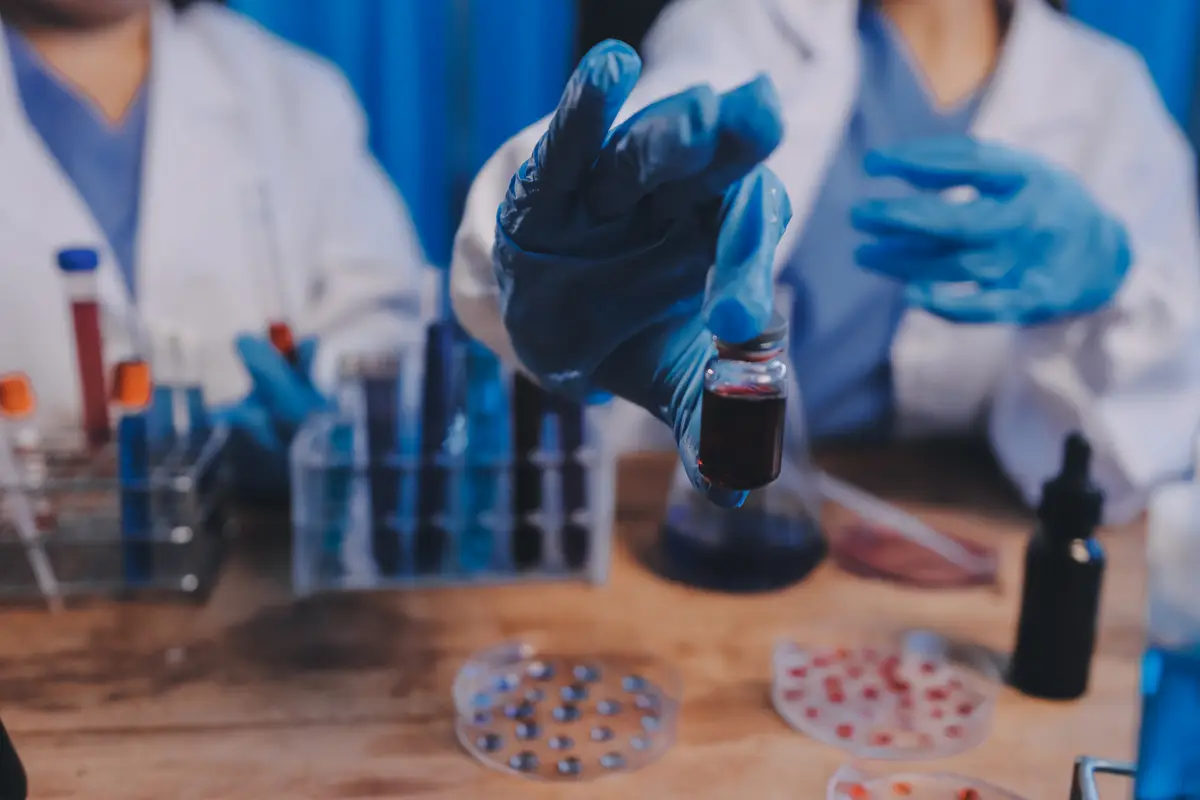 Candida em culturas respiratórias: colonização ou infecção? 4 Blood test in the laboratory Laboratory assistant working with the dispenser Vacuum tubes with blood