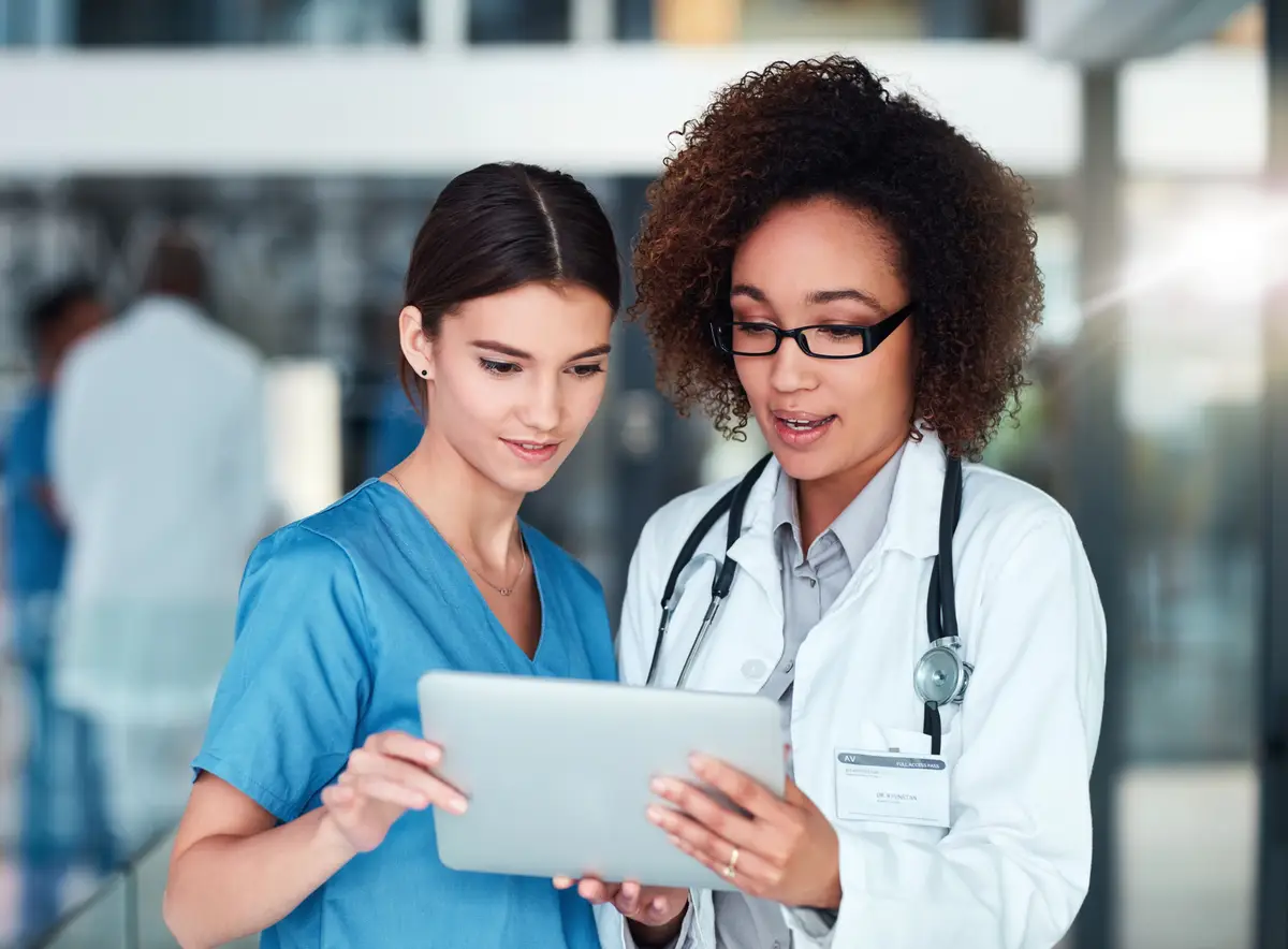 Duração atual e opções terapêuticas para pielonefrite aguda na mulher 2 Doctor tablet and nurse in hospital with collaboration for patient results decision and healthcare People technology and planning as teamwork in clinic for discussion wellness and medical advice
