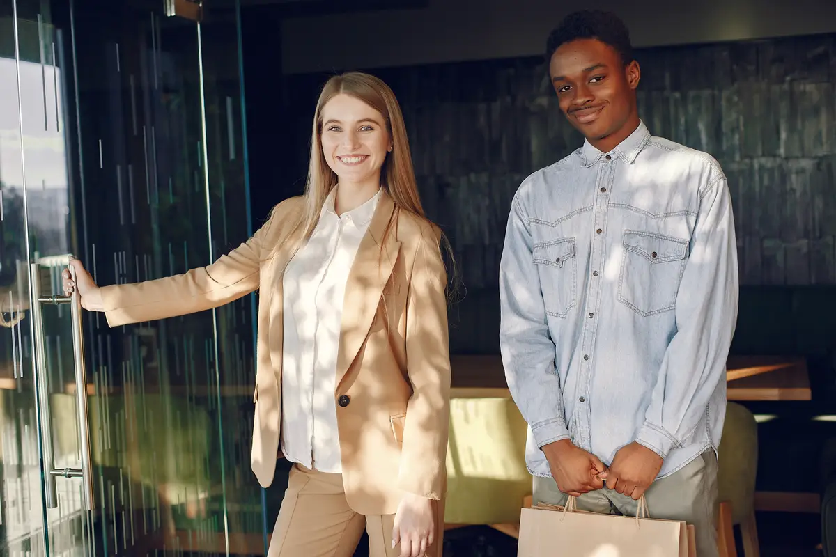 Internationals people standing in a cafe