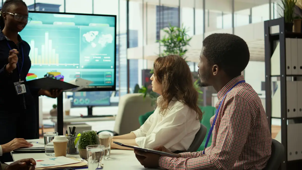 Audiência local: como mapear e entender seus clientes reais 2 Diverse group of professionals meeting to discuss a new development strategy