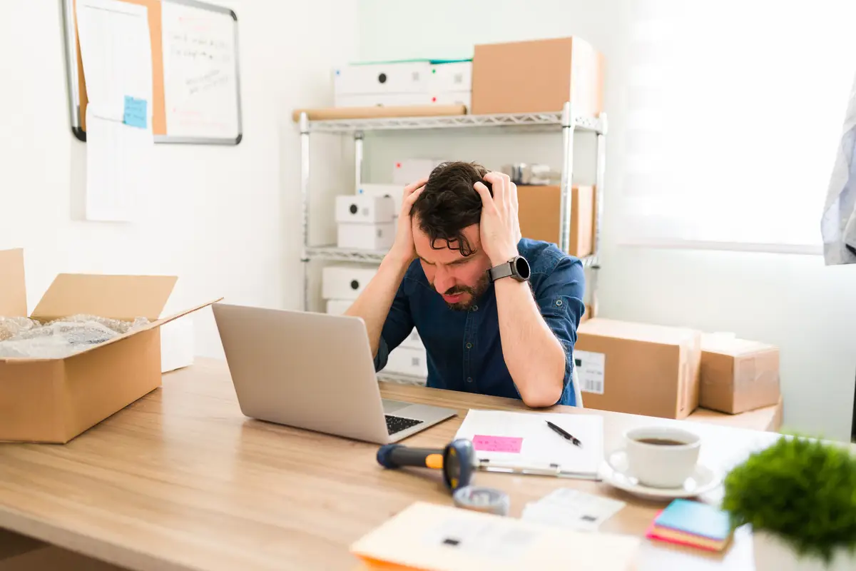 D2C: Guia para Brasileiros Venderem Direto nos EUA 4 Hispanic business owner having problems with his startup company. Upset entrepreneur feeling stressed and worried while looking at the laptop screen