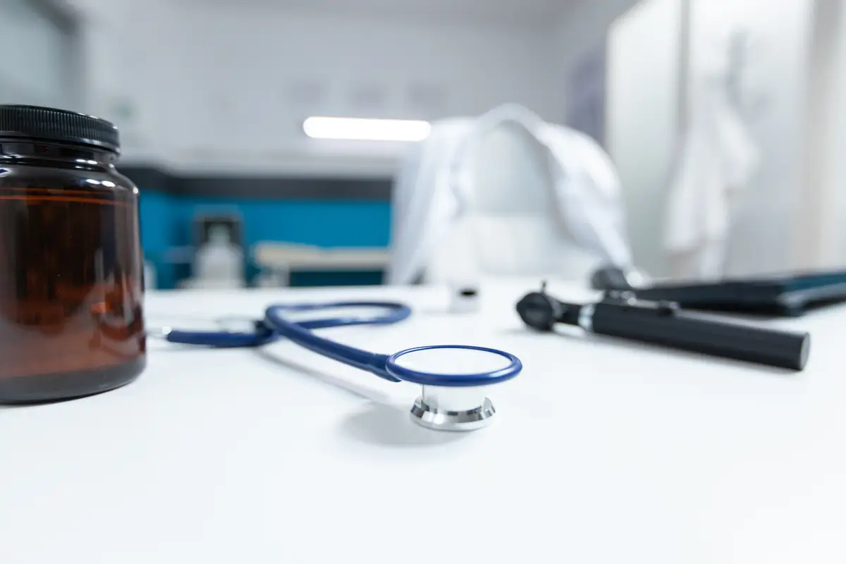 Macrolídeos versus fluoroquinolonas no tratamento da pneumonia por Legionella 2 Selective focus on medical stethoscope standing on table ready for disease consultation. Empty doctor office with nobody in it equipped with professional examination tools. Medicine concept