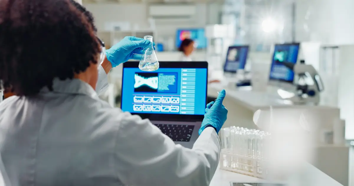 Prevenção e controle da resistência aos antimicrobianos no Brasil 2026 4 Lab back and woman for science research bio technology and gene mutation with laptop for data analysis Bioinformatics innovation study and beaker with chemical life expansion and development