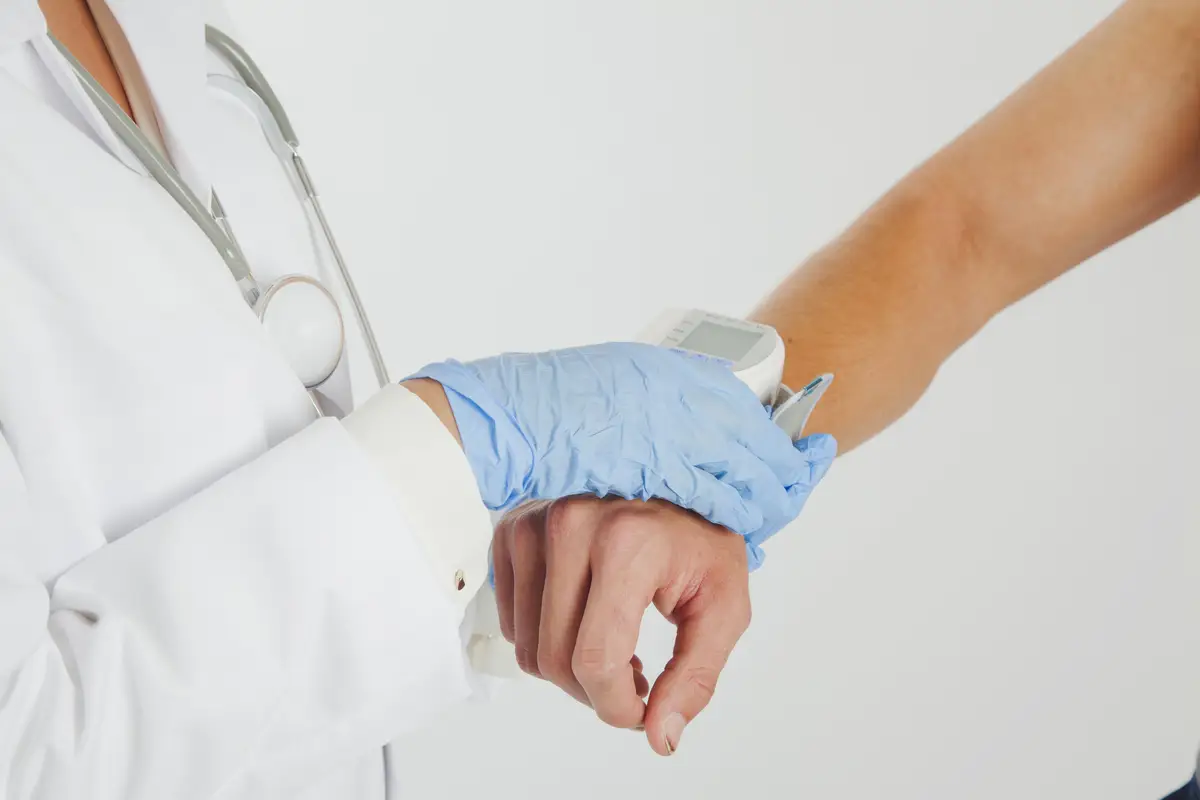 Drenagem e terapia antimicrobiana de abscessos cutâneos 2 Female doctor holding patients arm