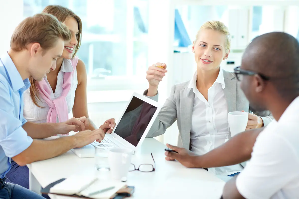 Como interpretar microrganismos Gram-positivos em hemoculturas 4 Co-workers interacting