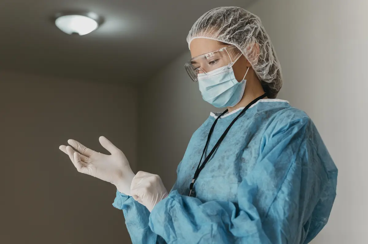 Quando evitar práticas não recomendadas em higiene das mãos 2 Doctor putting on surgical gloves