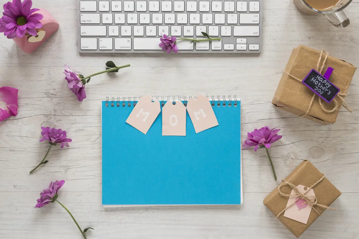Mom inscription with purple flowers and notepad