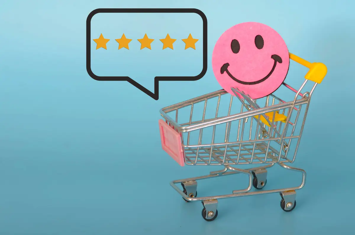 A shopping cart with a face emoji and five stars highlighting excellent service or toprated products