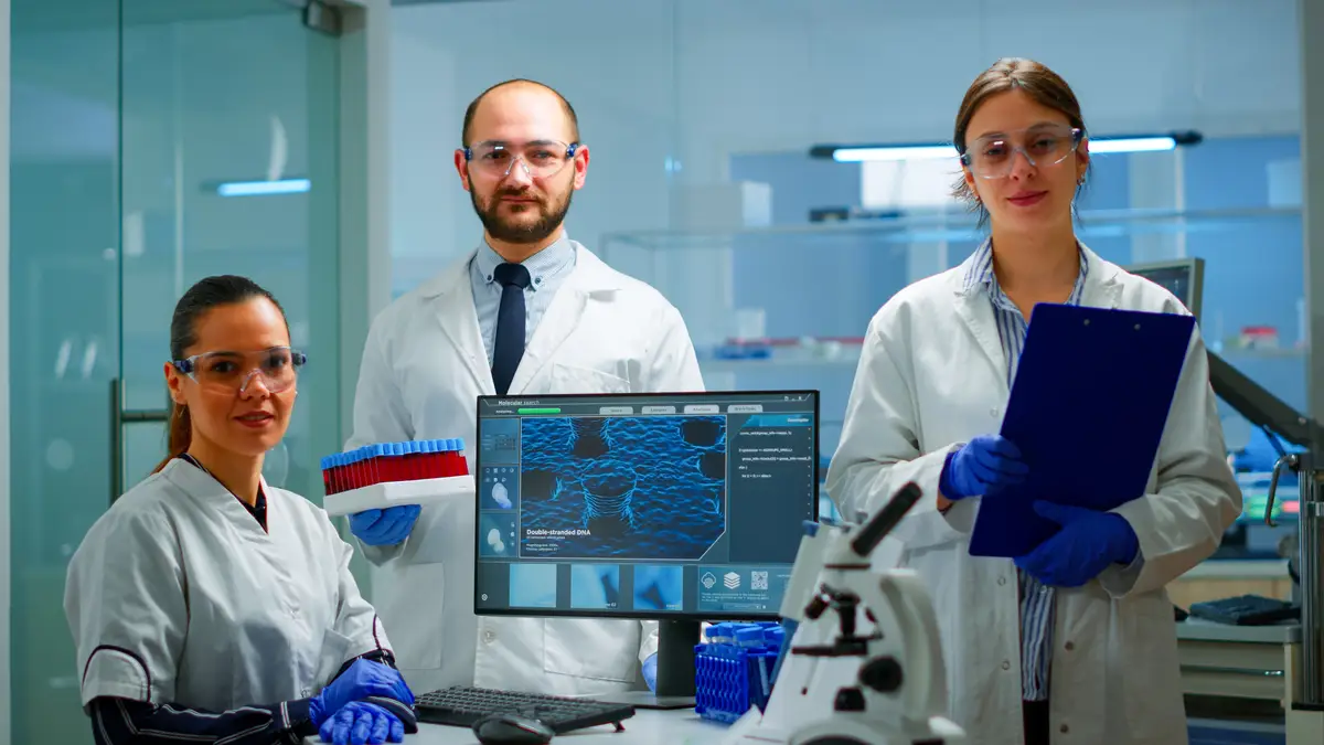 Conceitos práticos sobre diagnóstico e tratamento da tuberculose 4 Professional scientific medical staff looking at camera in modern equipped lab. Team of doctors examining virus evolution with high tech, chemistry tools for scientific research, vaccine development