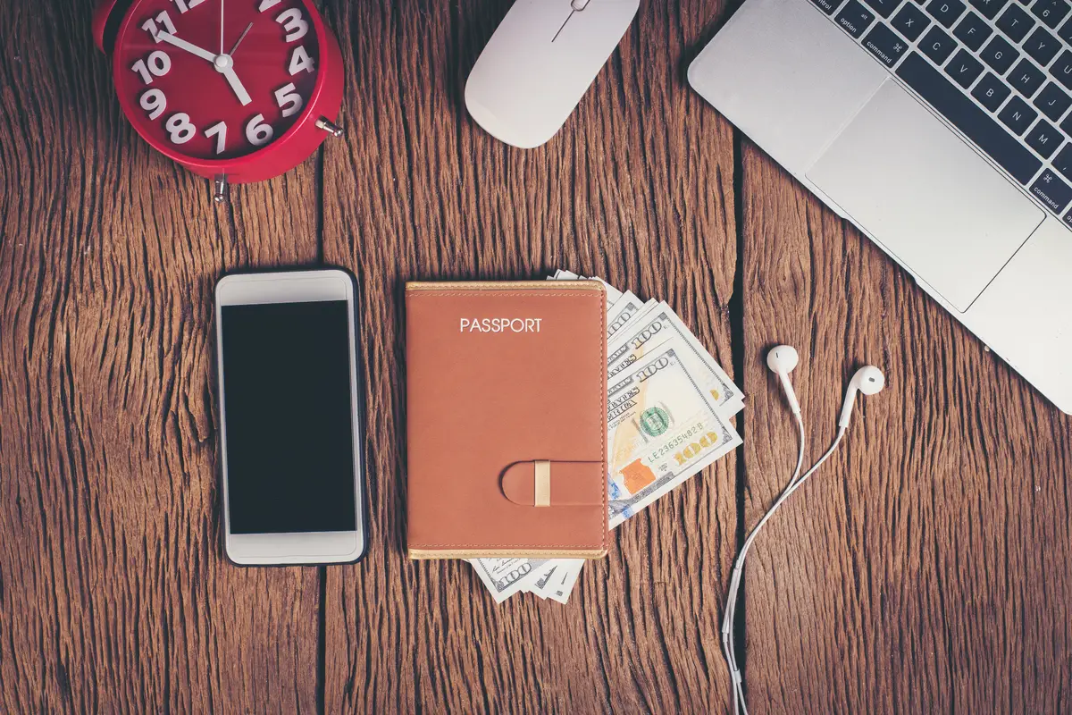 Bancos americanos no Brasil: como abrir conta e operar 2 Top view passport with money on workspace, tourism concept