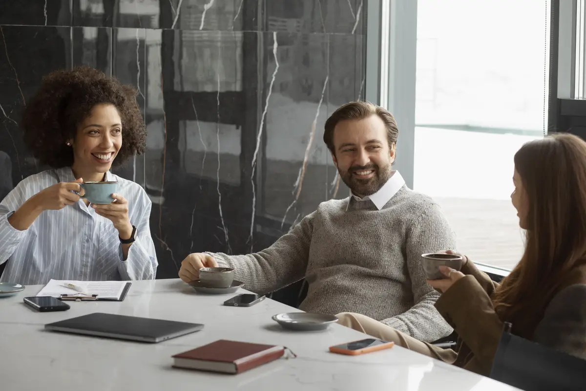 LLC: Guia Completo Para Abrir Sua Empresa Nos EUA 1 Smiley colleagues with coffee cups at job