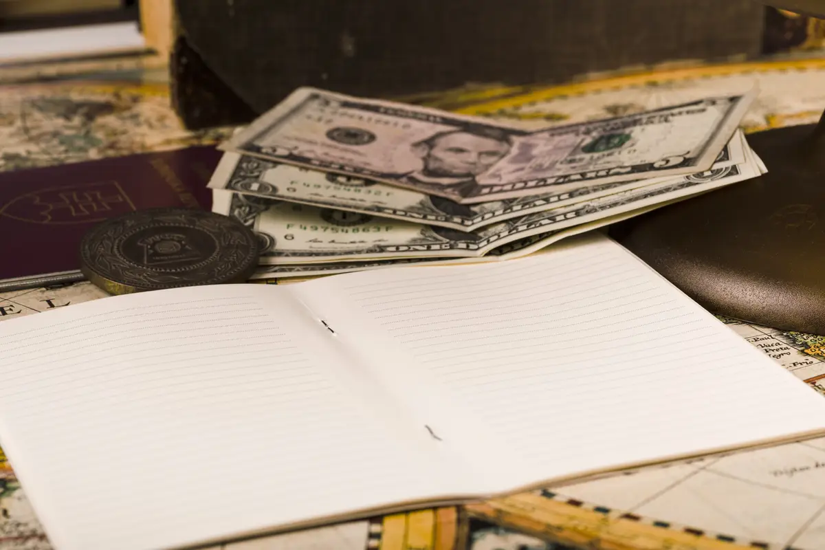 Como Mandar Dinheiro dos EUA para o Brasil: Opções, Taxas e Regras 2 Close-up of open notepad with banknotes and passport