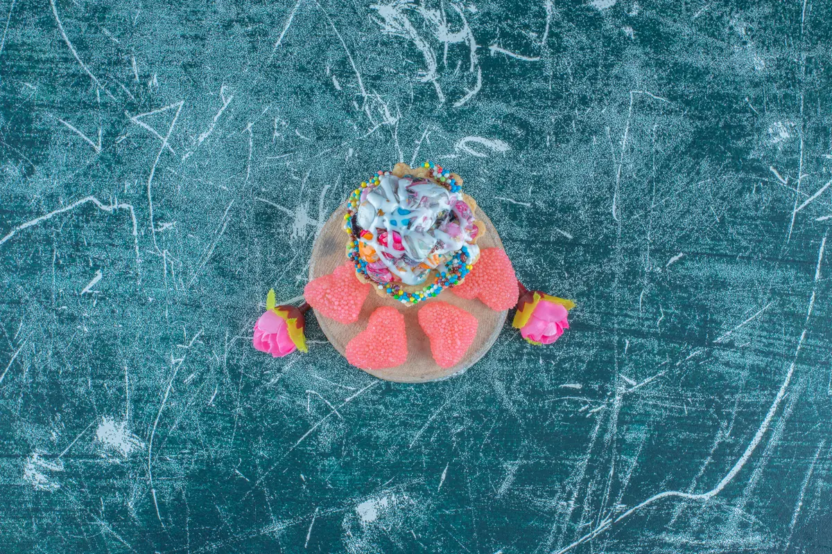 Aspectos clínicos da endocardite fúngica em usuários de drogas 2 A cupcake, marmelades and flower corollas bundled together on blue background. High quality photo