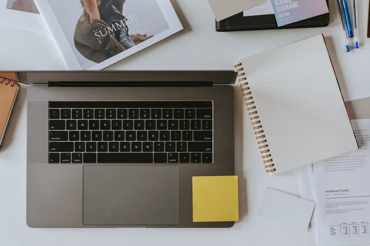 Laptop with s blank sticky note