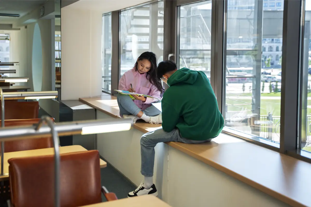 Full shot students cramming together