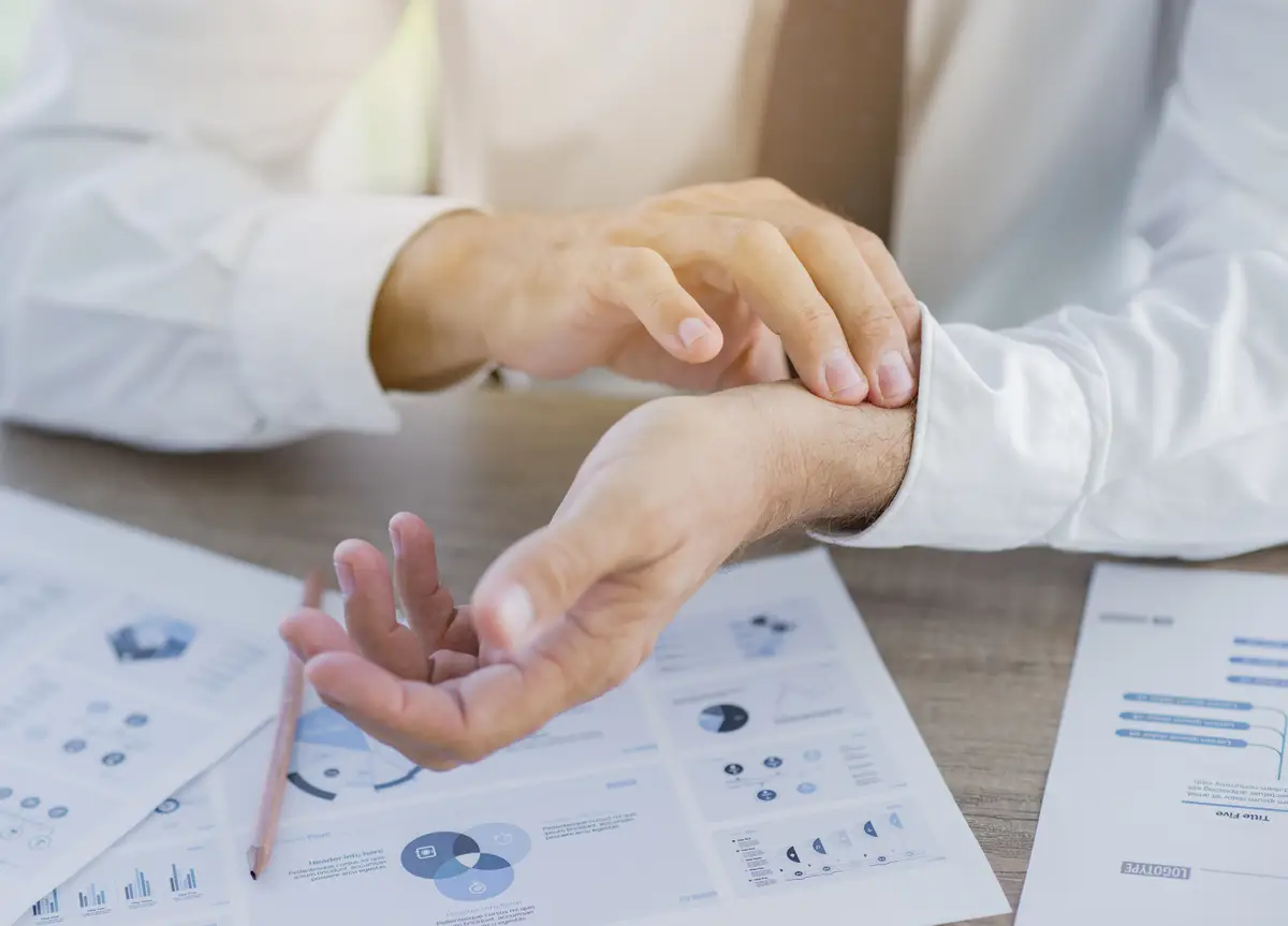 Como implementar um programa multimodal de melhoria da higiene das mãos 2 Business composition with modern style