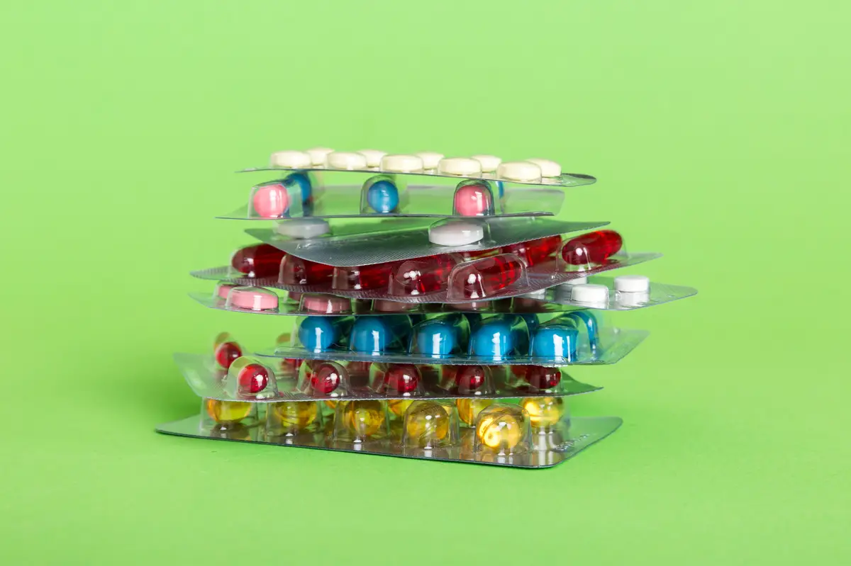 Manejo da hepatotoxicidade na terapia ripe da tuberculose 4 Too many different pill cartridges stacked selective Focus Packs of blister pills with tablets Colored pastilles packages A pile of medicine in blister packs Pharmaceutical blister packs