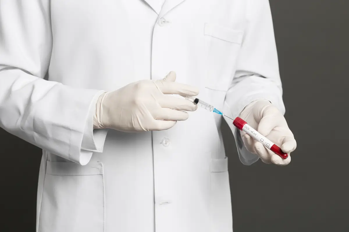 Tratamento da endocardite por estreptococos e enterococos: atualizações 2026 3 Doctor filling syringe with vaccine from vacutainer