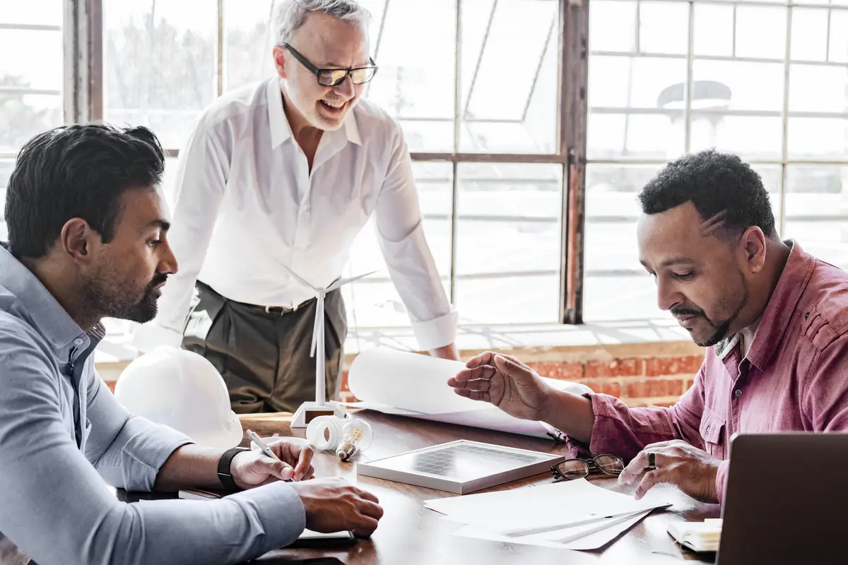 Como abrir LLC nos EUA: Guia prático para brasileiros 4 Eco-friendly engineering team discussion solar panel