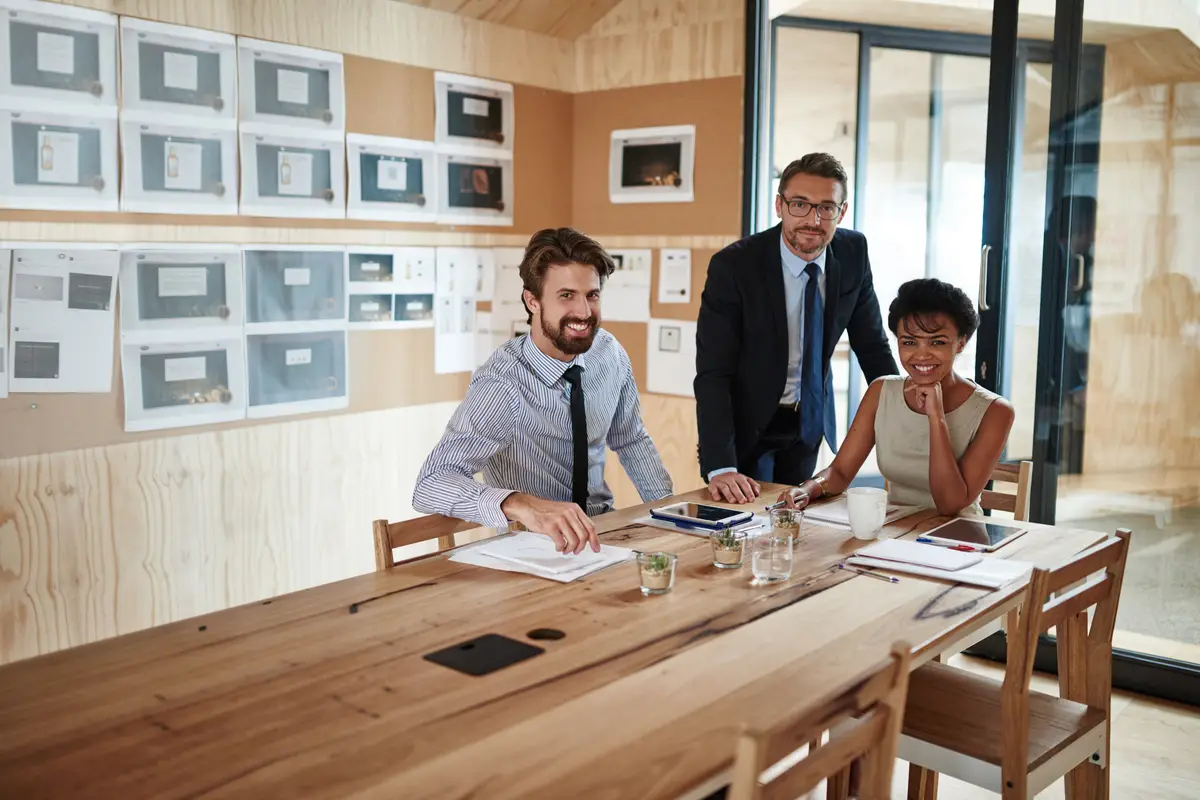 Equipe de marketing e advogados planejando estratégias em escritório