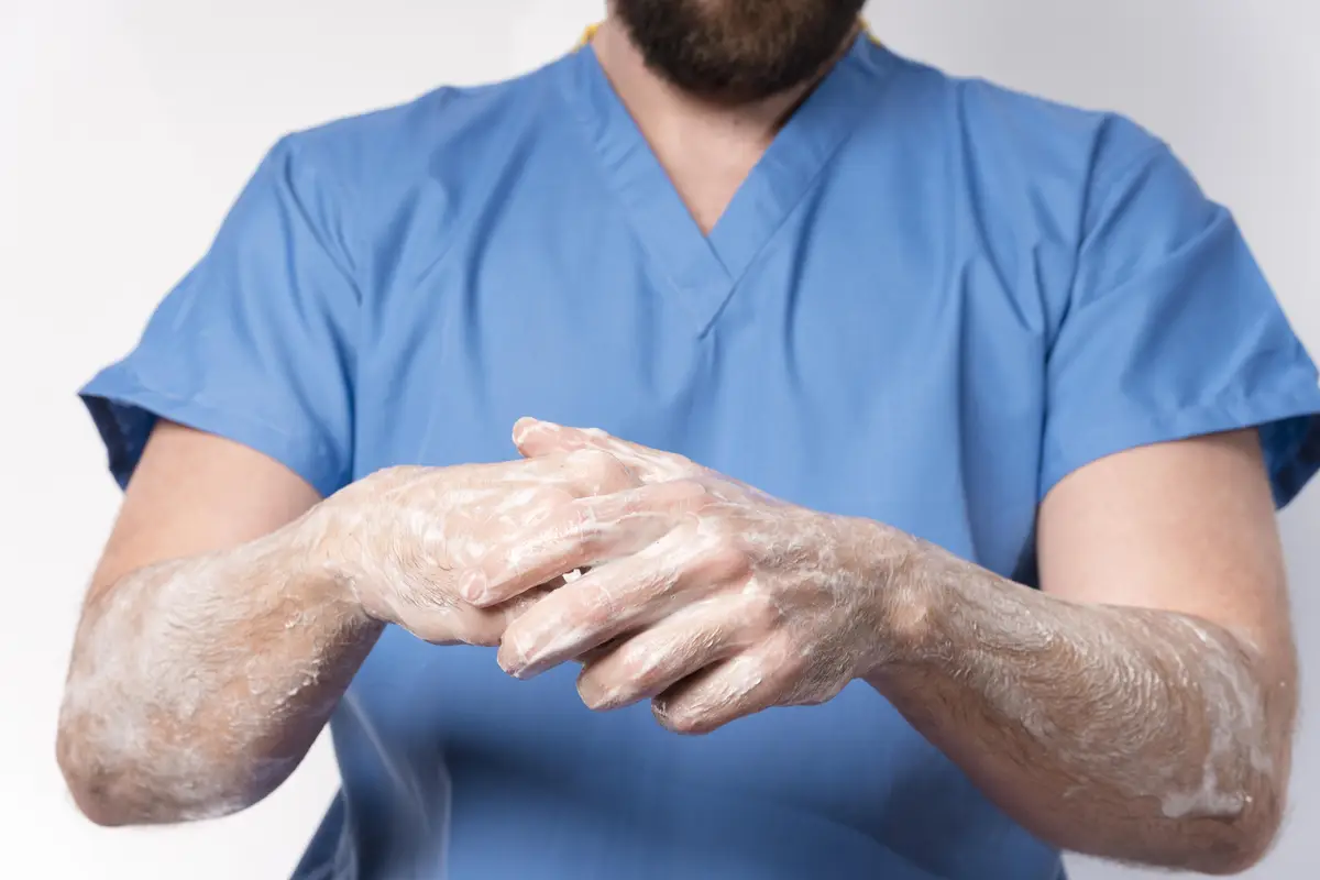 Antibióticos para enterococos resistentes e estratégias atuais 4 Close-up nurse disinfecting hands
