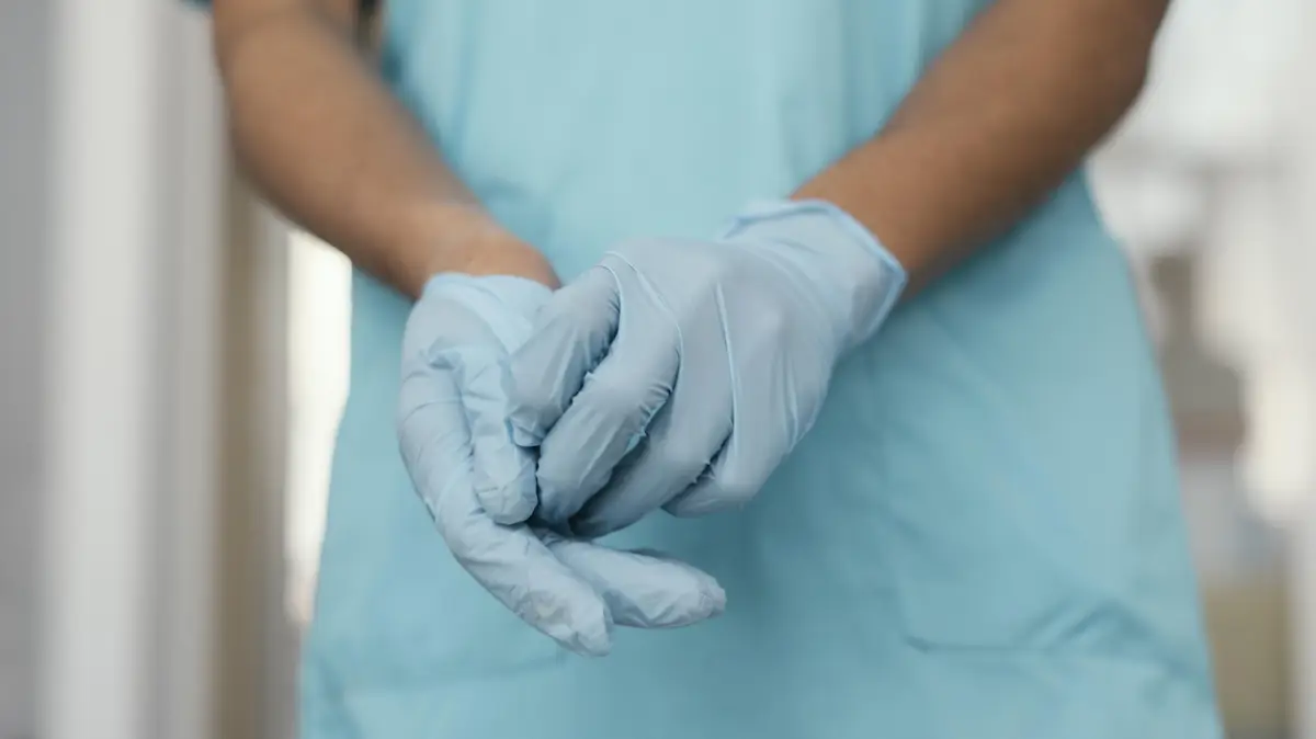 Infecções associadas a dispositivos de neuromodulação espinhal 2 Close up hands wearing gloves