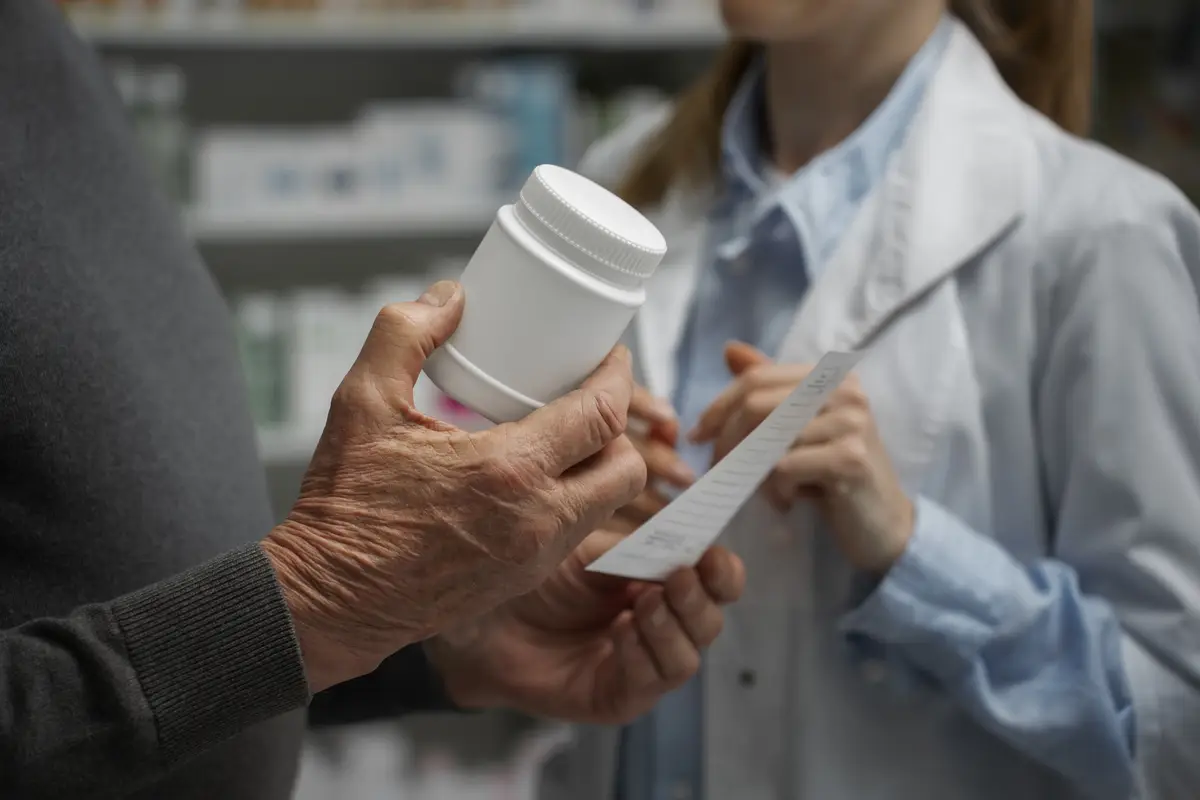 Antibióticos orais para infecções gram-positivas: evidências e protocolos atuais 2 Senior man consulting female pharmacist on medication