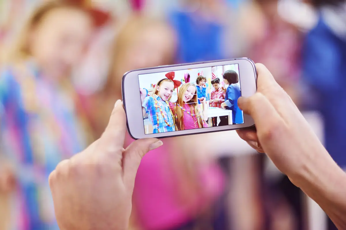 Girls, big smile! I'm taking photo!