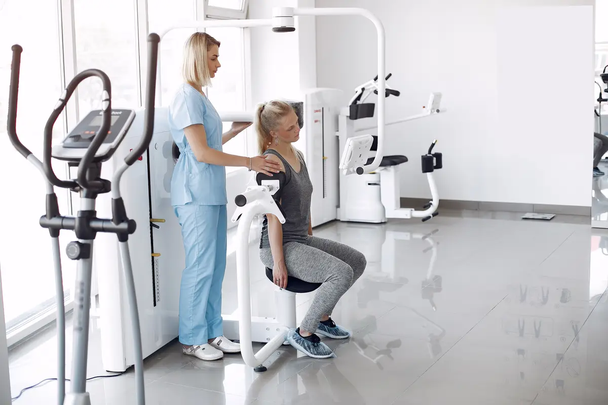 Abordagem clínica e terapêutica da osteomielite axial e apendicular 4 Woman having rehabilitation after injury in physiotherapy room