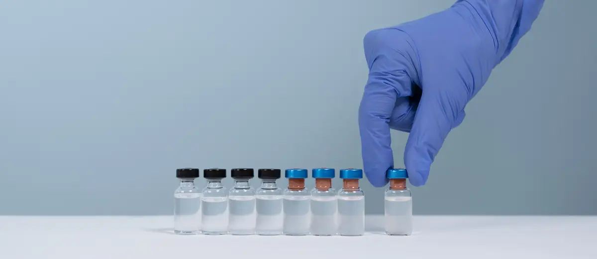 Entendendo o diagnóstico sorológico da infecção por HIV 1 Minimalistic science banner with vials