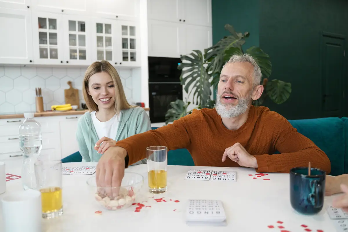 Uso de terapia oral em vez de intravenosa na bacteremia por S. aureus 4 People playing bingo together