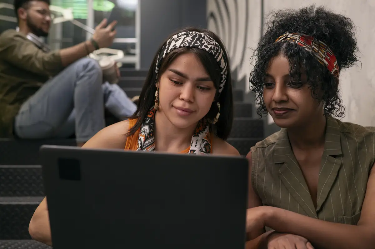 Medium shot latin friends hanging out