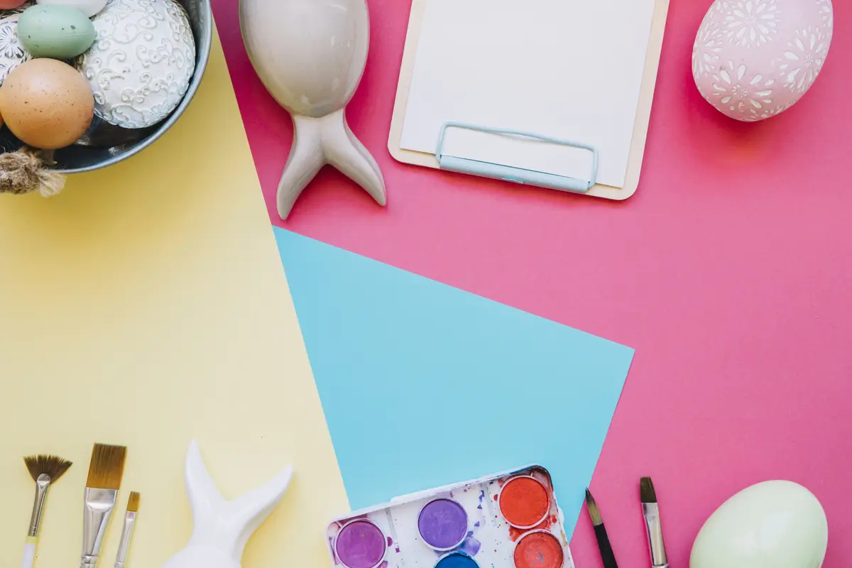 Paints with different figurines and eggs