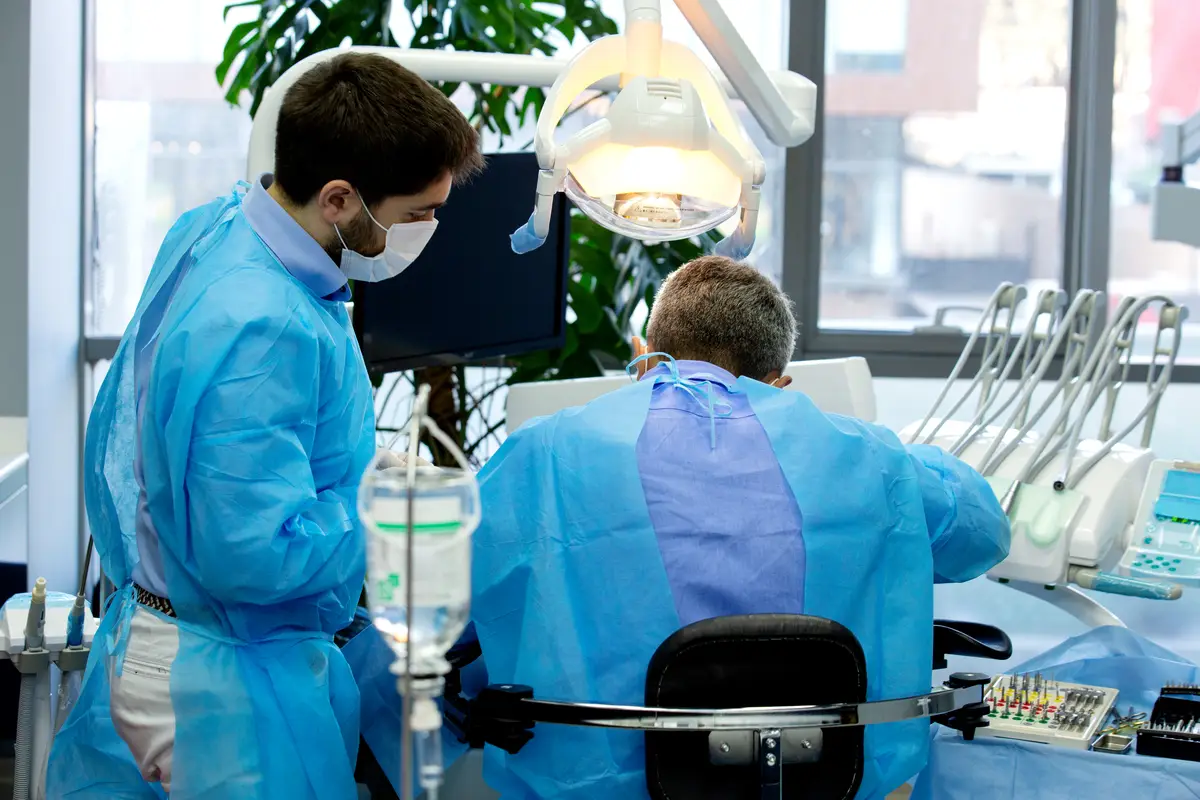 Manejo de infecções cardiovasculares: endocardite e bacteremia 4 Dentist and assistant while work with a patient