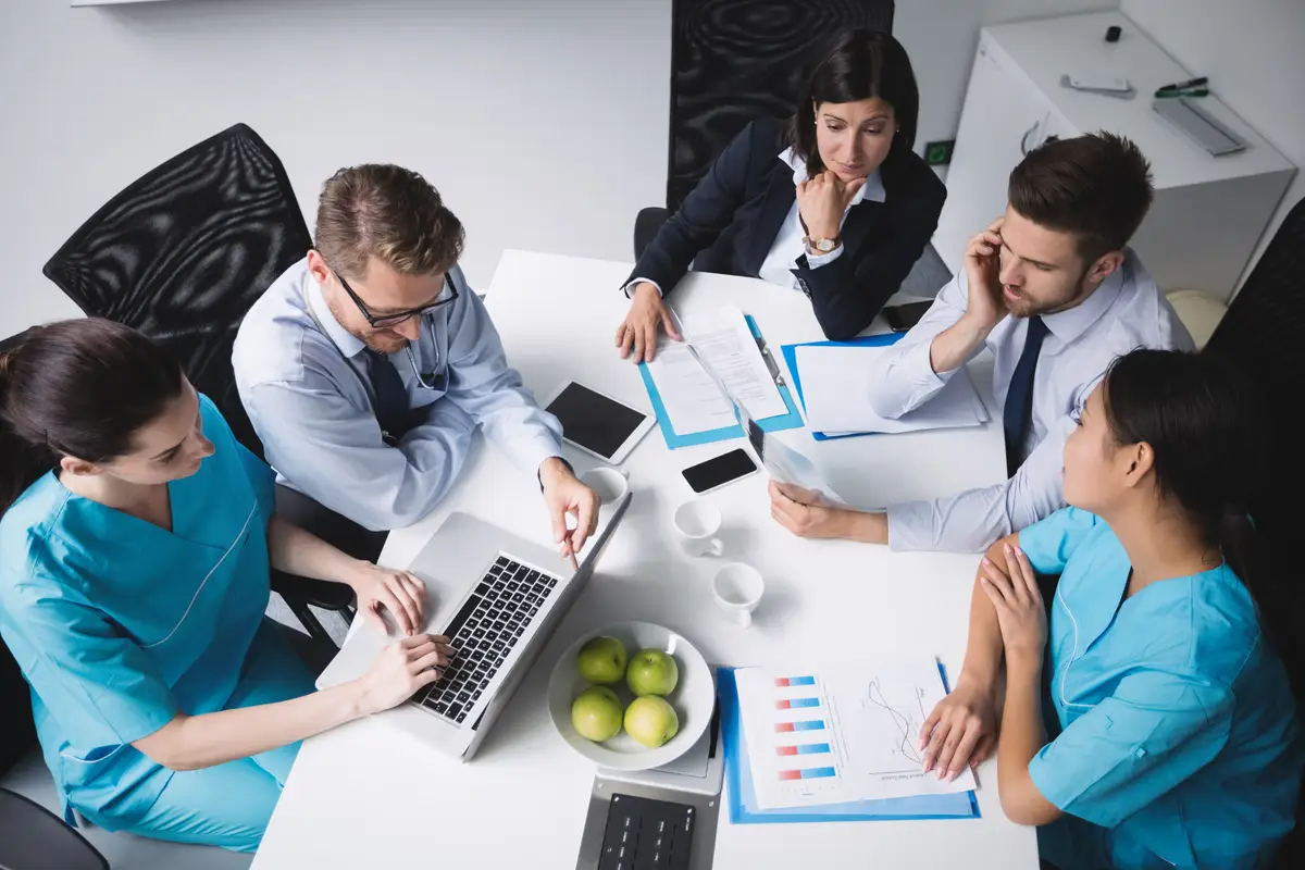Monitoramento da adesão à higiene das mãos: métodos e importância 4 Team of doctors in a meeting