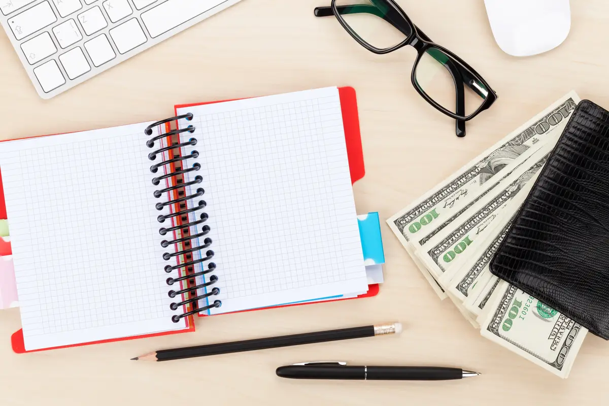 ITIN nos EUA: Como Solicitar e Para Que Serve 4 Office table with pc supplies and money cash