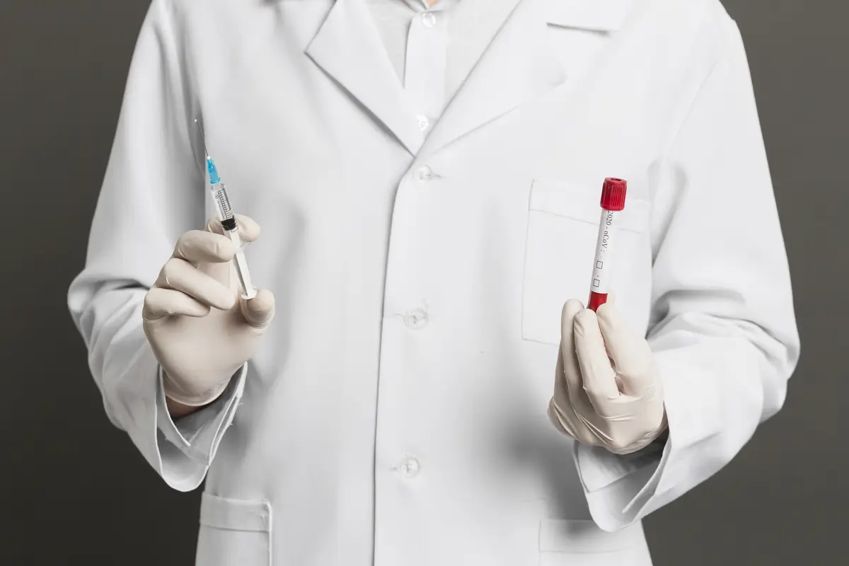 Como interpretar testes sorológicos para sífilis: algoritmos tradicionais e reversos 2 Doctor with surgical gloves holding syringe and vacutainers