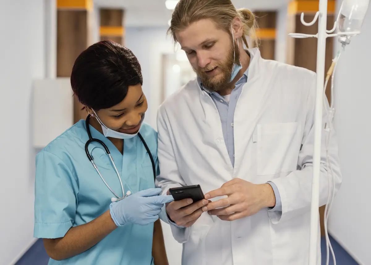 Terapia intravenosa versus oral na bacteremia por Staphylococcus aureus 2 Medium shot health workers with smartphone
