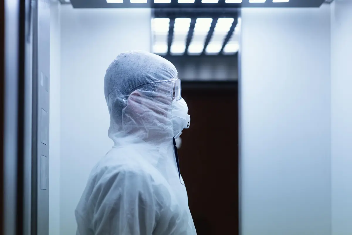Infecção por Capnocytophaga canimorsus após mordida de animal 4 Person wearing a prevention suit against a bio-hazard