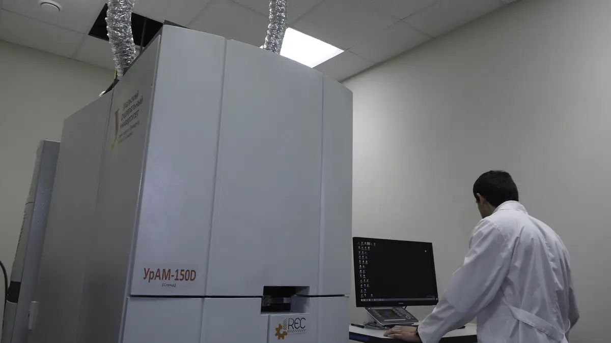 Investigador senior usando una computadora en el laboratorio mientras trabaja en un experimento